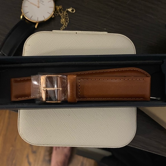 Daniel Wellington Leather Watch - Picture 5 of 9